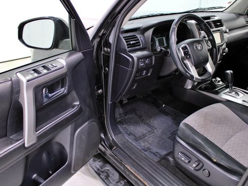 Used 2015 Toyota 4Runner SR5 AWD/4WD image 4