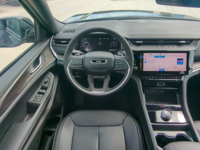 New 2027 Jeep Grand Cherokee Limited RWD image 18
