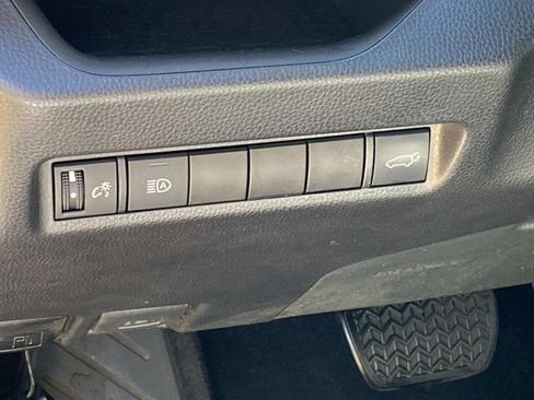 Used 2021 Toyota RAV4 XLE w/ Convenience Package FWD image 15