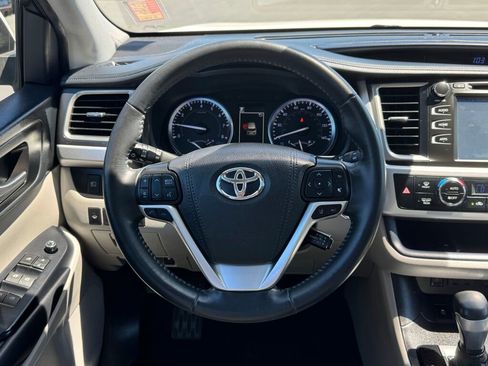 Used 2019 Toyota Highlander XLE AWD/4WD image 3