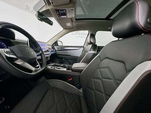 Used 2024 Volkswagen Atlas Peak Edition SEL image 21