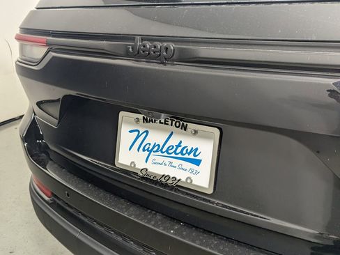 New 2025 Jeep Grand Cherokee Altitude image 9