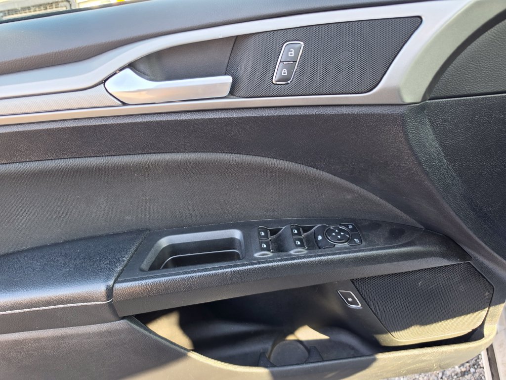 Used 2019 Ford Fusion SE FWD image 5