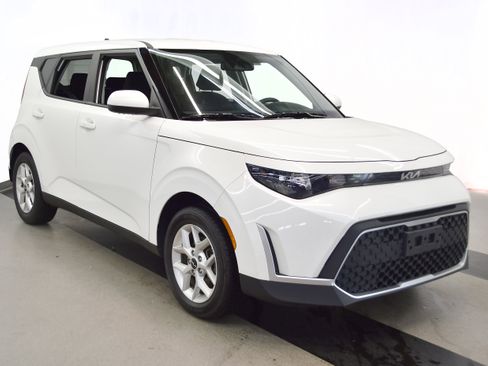 Used 2025 Kia Soul LX w/ LX Technology Package FWD image 2
