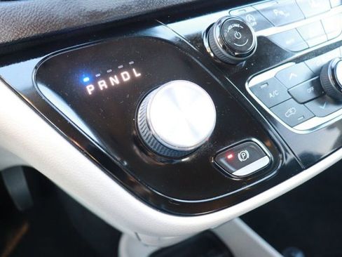 Used 2022 Chrysler Pacifica Touring-L image 16