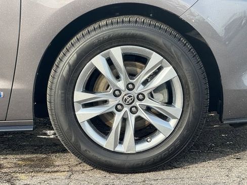 Used 2021 Toyota Sienna Limited image 3