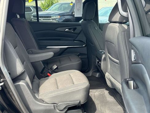 Used 2025 Chevrolet Traverse LT FWD image 17