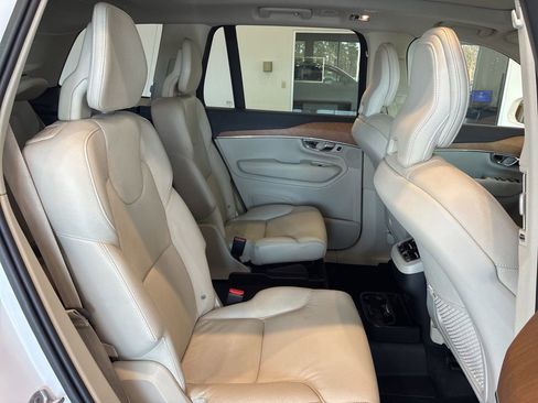Used 2022 Volvo XC90 T6 Momentum w/ Advanced Package image 16
