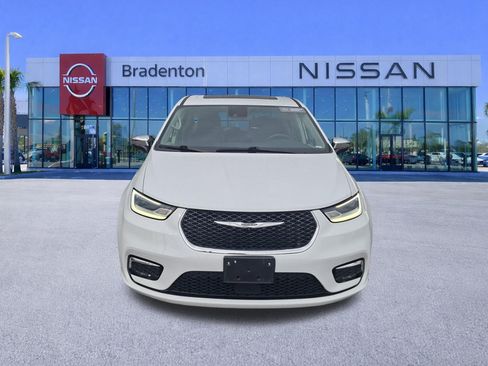 Used 2023 Chrysler Pacifica Limited FWD image 2