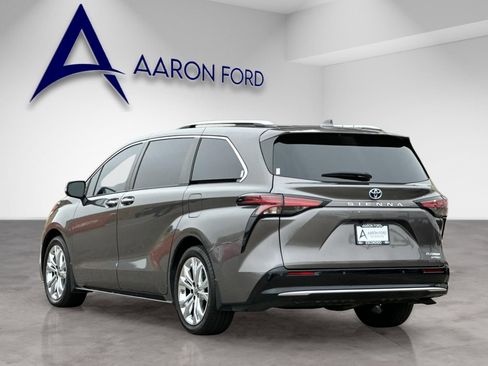 Used 2023 Toyota Sienna Platinum FWD image 4