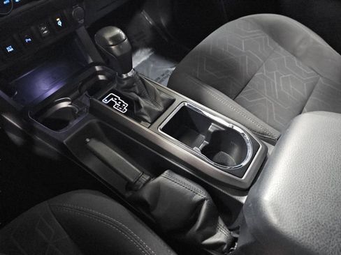 Used 2017 Toyota Tacoma TRD Sport image 32