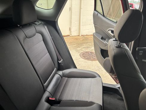 Used 2025 Chevrolet Trax LT w/ LT Convenience Package FWD image 33