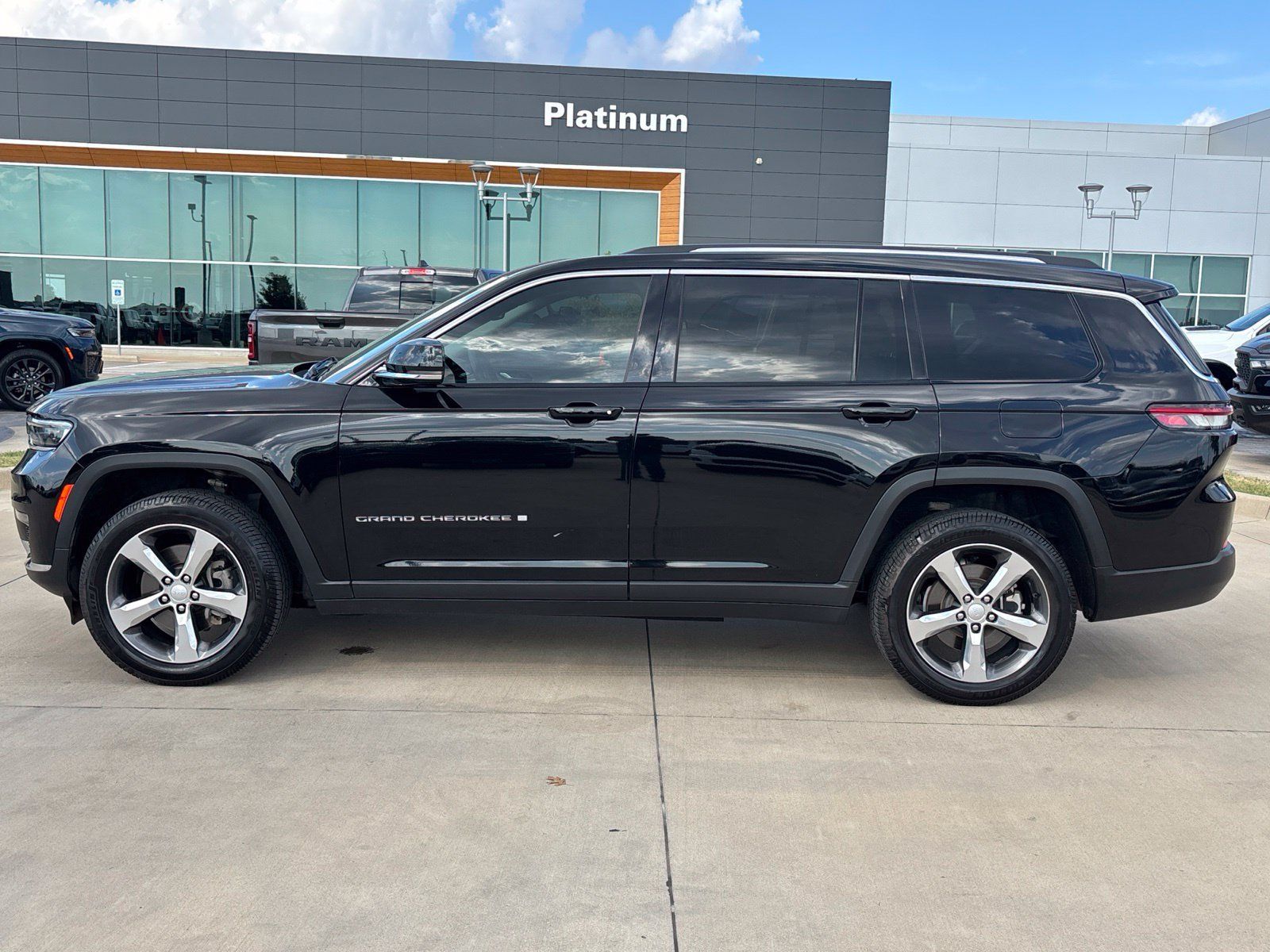 Used 2021 Jeep Grand Cherokee L Limited w/ Trailer Tow Group (B) AWD/4WD image 2