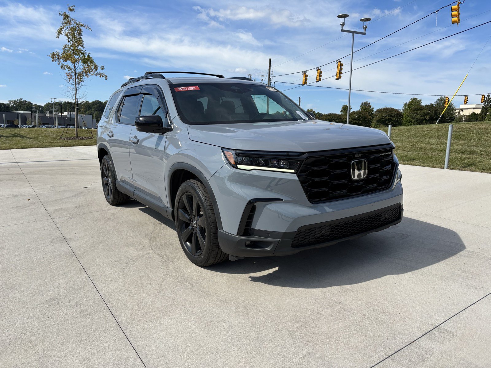 Used 2025 Honda Pilot Black Edition image 2