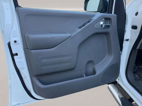 Used 2016 Nissan Frontier SV image 7