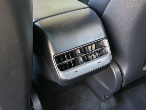 Used 2021 Tesla Model Y Long Range image 33