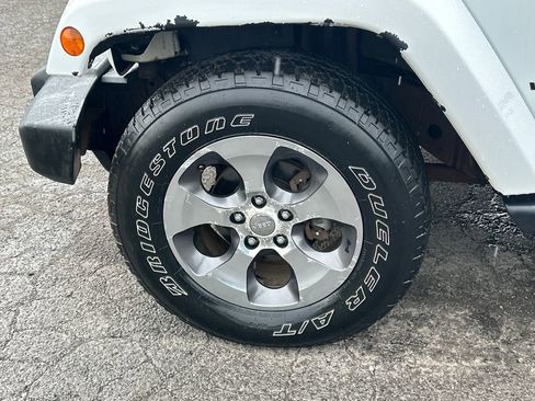 Used 2017 Jeep Wrangler Unlimited Sahara w/ Connectivity Group image 12