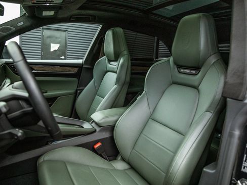 Certified 2025 Porsche Macan Turbo Electric AWD/4WD image 5