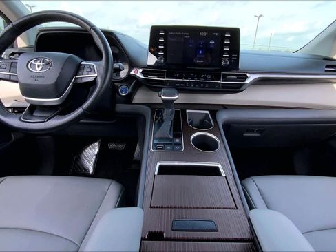 Used 2022 Toyota Sienna XLE image 15