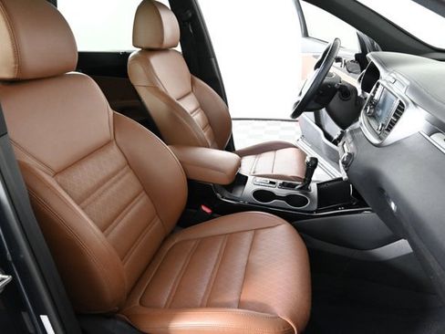 Used 2019 Kia Sorento SX image 17