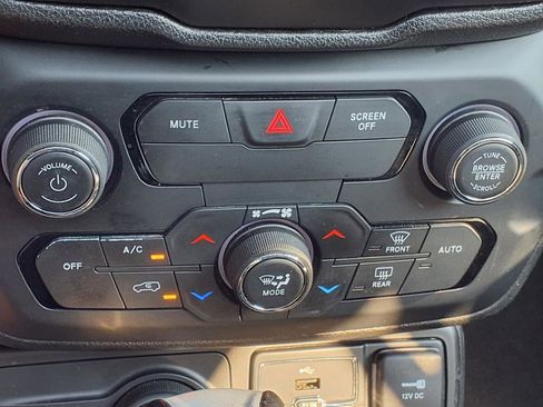 Used 2018 Jeep Renegade Limited image 13