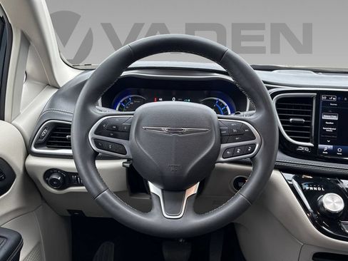 Used 2024 Chrysler Pacifica Limited FWD image 17