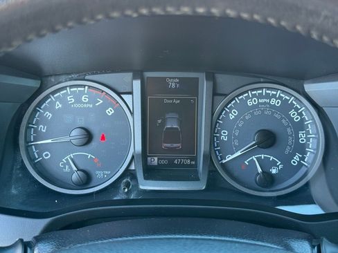 Used 2016 Toyota Tacoma TRD Sport image 12