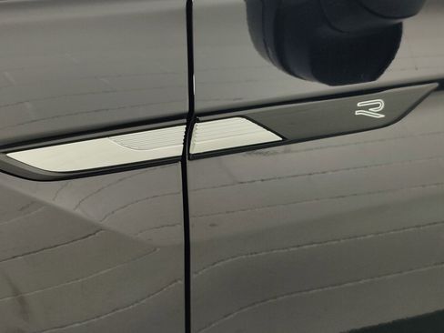 Certified 2024 Volkswagen Tiguan SE R-Line image 5