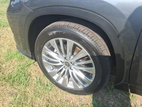 Used 2023 Toyota Highlander Platinum FWD image 4