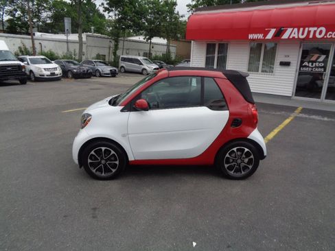Used 2017 smart fortwo passion RWD image 9
