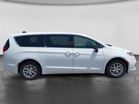 Used 2024 Chrysler Pacifica Touring-L FWD image 11