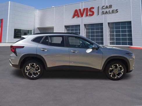 Used 2025 Chevrolet Trax LT w/ LT Convenience Package FWD image 7