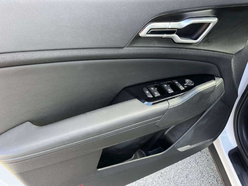 Used 2025 Kia Sportage EX FWD image 13