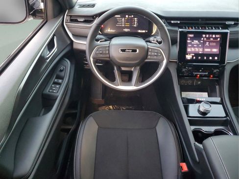 New 2025 Jeep Grand Cherokee L Altitude image 9