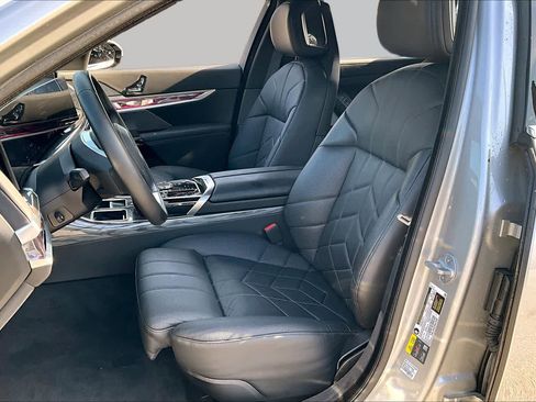 Used 2025 BMW i7 xDrive60 RWD image 7