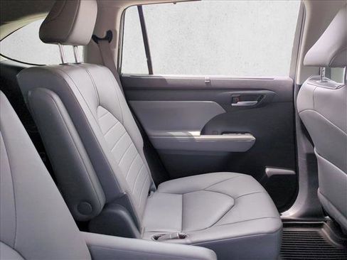 Used 2023 Toyota Highlander XLE FWD image 21