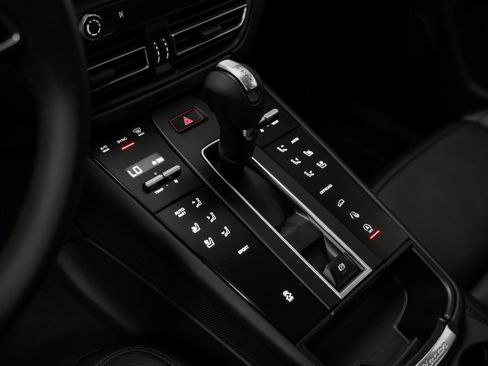 Certified 2025 Porsche Macan AWD/4WD image 26