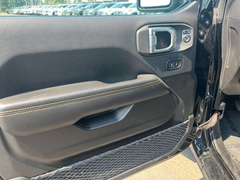 Used 2025 Jeep Wrangler Unlimited Sahara AWD/4WD image 18