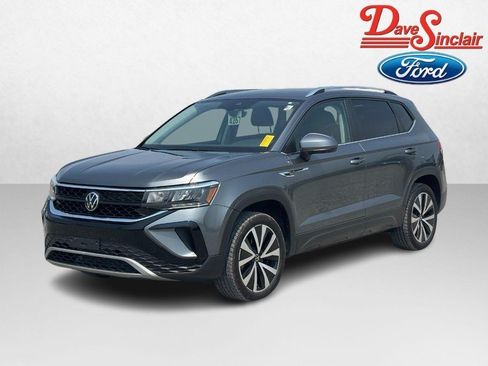 Used 2023 Volkswagen Taos SE FWD image 1