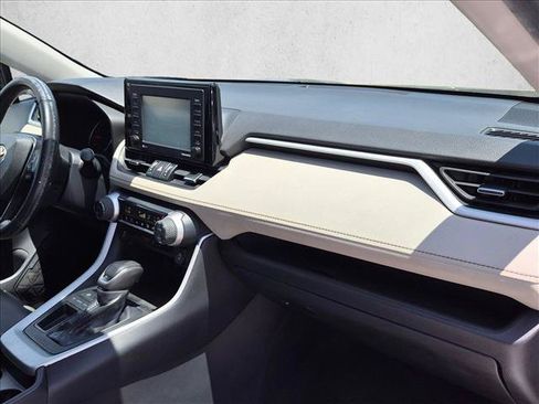 Used 2020 Toyota RAV4 XLE Premium FWD image 18