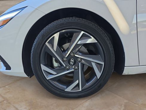 Used 2025 Hyundai Elantra Limited image 28