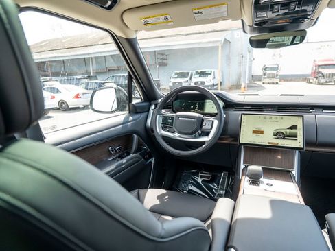 New 2025 Land Rover Range Rover SE image 18