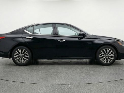 Used 2025 Nissan Altima 2.5 SV FWD image 11