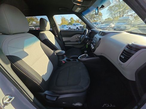 Used 2016 Kia Soul + image 8