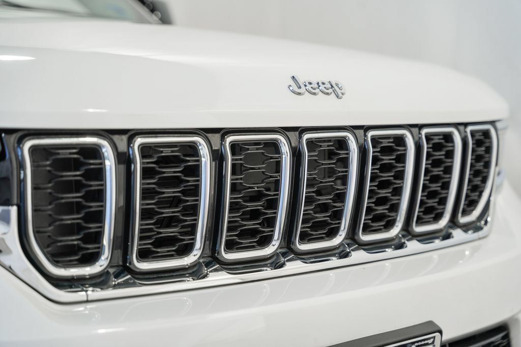 Certified 2023 Jeep Grand Cherokee Limited AWD/4WD image 13