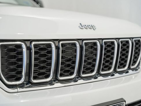 Certified 2023 Jeep Grand Cherokee Limited AWD/4WD image 13