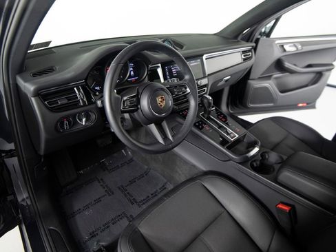 Certified 2025 Porsche Macan AWD/4WD image 4