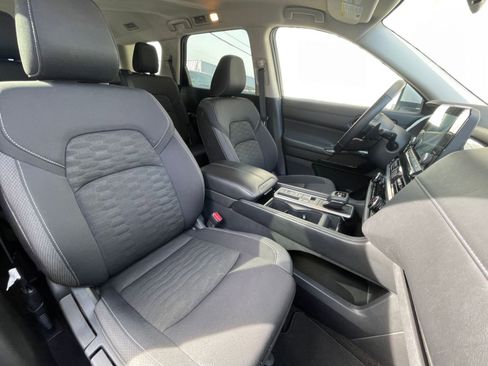 Used 2025 Nissan Pathfinder SV image 39