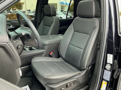Used 2023 GMC Yukon SLT w/ SLT Luxury Package image 32