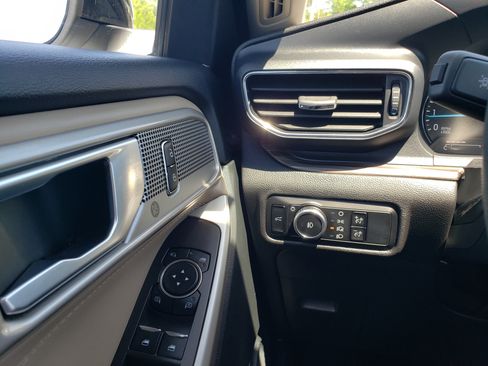 Used 2024 Ford Explorer Limited image 16